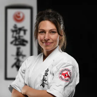 Joanie Roussy, en kimono de karaté, les bras croisés